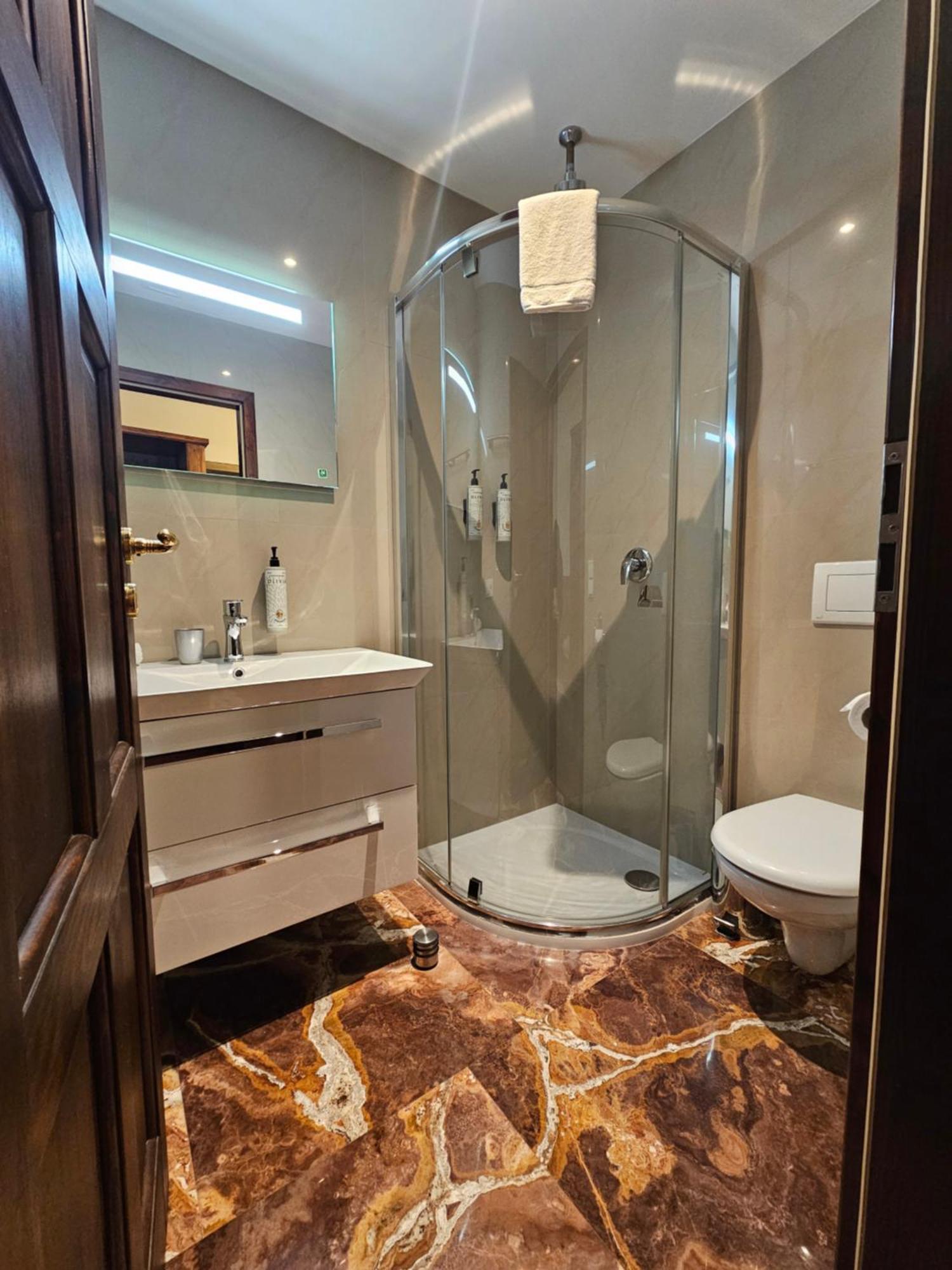 רודניצה נד לבם Hotel Galerie מראה חיצוני תמונה