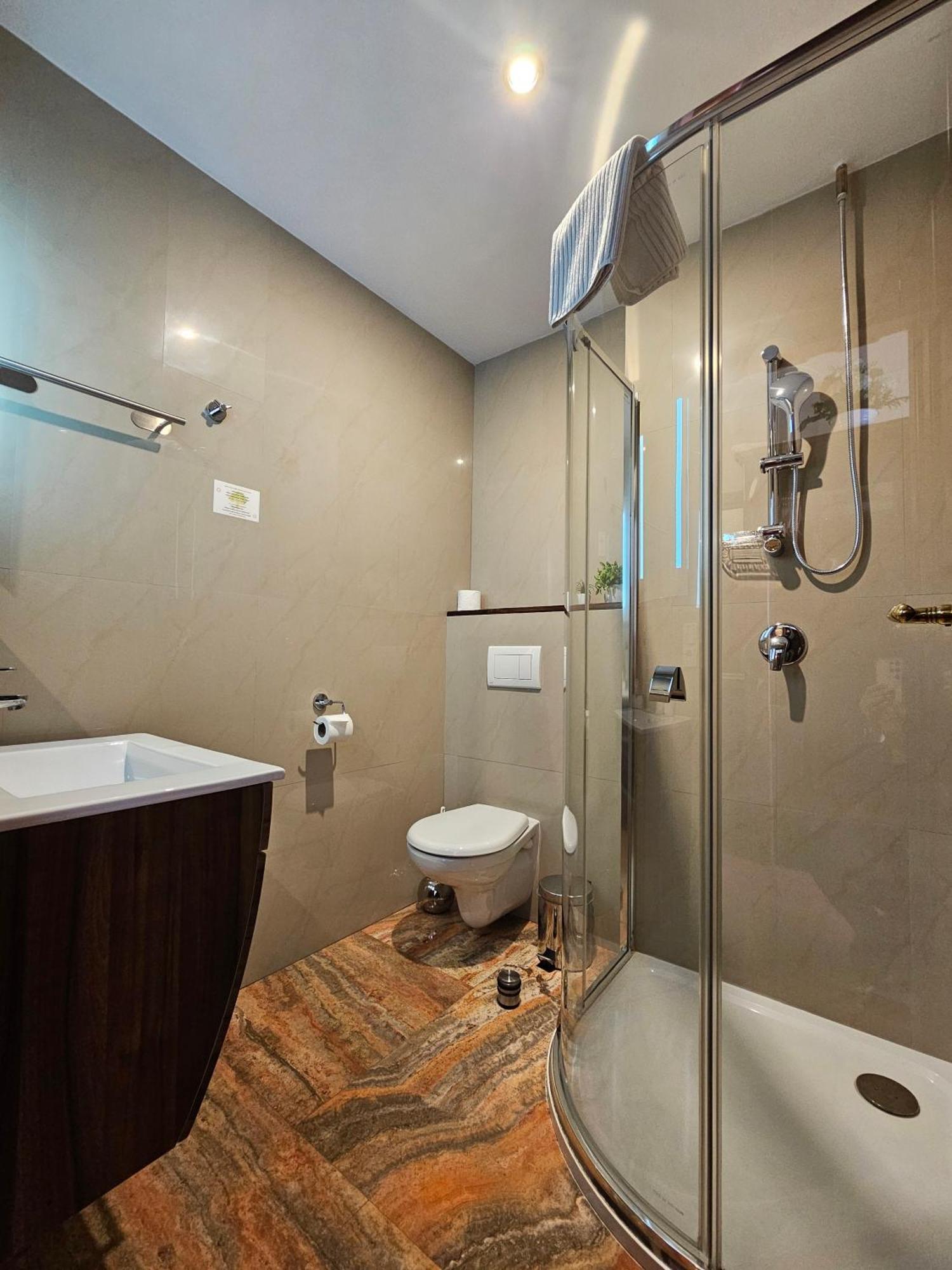 רודניצה נד לבם Hotel Galerie מראה חיצוני תמונה